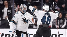 eský útoník Tomá Hertl a gólman Martin Jones slaví výhru San Jose.