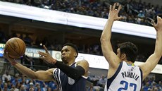 Russell Westbrook (vlevo) z Oklahoma City letí ke koši Dallasu. Bránil ho Zaza... Russell Westbrook (vlevo) z Oklahoma City letí ke koši Dallasu. Bránil ho Zaza...