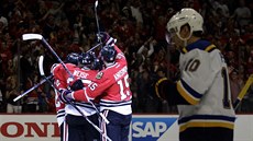 Chicagští hokejisté se radují z gólu, v popředí zklamaný Scottie Upshall ze St.... Chicagští hokejisté se radují z gólu, v popředí zklamaný Scottie Upshall ze St....