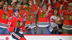 Trevor van Riemsdyk z Chicaga se raduje z gólu.