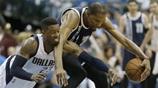 Kevin Durant (vpravo) z Oklahoma City zpracovává mí, Wesley Matthews z Dallasu...