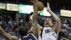 Dirk Nowitzki (vpravo) z Dallasu stílí na ko Oklahoma City, brání ho Serge...