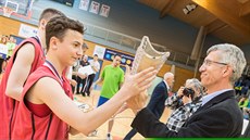 Lukáš Boháček coby kapitán pardubické Základní školy Studánka přebírá pohár pro... Lukáš Boháček coby kapitán pardubické Základní školy Studánka přebírá pohár pro...