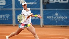 Andrea Hlaváčková zahrává forhend v kvalifikaci turnaje J&T Banka Prague Open. Andrea Hlaváčková zahrává forhend v kvalifikaci turnaje J&T Banka Prague Open.