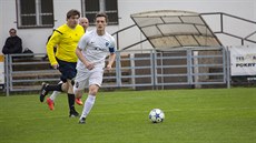 Sudí Ivo Polák (ve žlutém) během zápasu Staré Boleslavi proti Ovčárům, v pozadí... Sudí Ivo Polák (ve žlutém) během zápasu Staré Boleslavi proti Ovčárům, v pozadí...