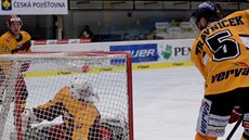 Michal Trávníček z Litvínova (vpravo) překonává jihlavského gólmana Jakuba... Michal Trávníček z Litvínova (vpravo) překonává jihlavského gólmana Jakuba...