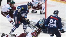 V PLNÉ PERMANENCI. Závar před libereckým gólmanem Jánem Lašákem v šestém finále... V PLNÉ PERMANENCI. Závar před libereckým gólmanem Jánem Lašákem v šestém finále...