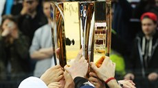 <COM3_BILA>Liberec v minulé sezon poprvé dosáhl na extraligový titul. S pohárem si uívá branká Ján Laák.