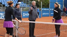 ÚSMVY PED ZAÁTKEM. Lucie afáová (vlevo) a Lucie Hradecká ped startem...