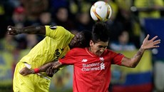 Eric Bailly z Villarrealu (vlevo) a Roberto Firmino z Liverpoolu v hlavičkovém... Eric Bailly z Villarrealu (vlevo) a Roberto Firmino z Liverpoolu v hlavičkovém...