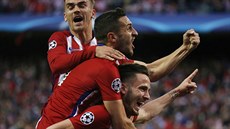 ATLÉTICO VE VEDENÍ! Griezmann (nahoe) a Koké gratulují ke gólu Saúlu íguezovi...