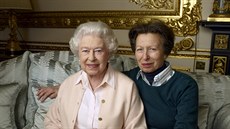 Královna Albta II. a její dcera princezna Anna na Windsorském zámku na...