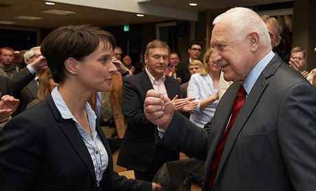 Exprezident Václav Klaus na sjezdu nmecké strany Alternative für Deutschland s její pedsedkyní Frauke Petry