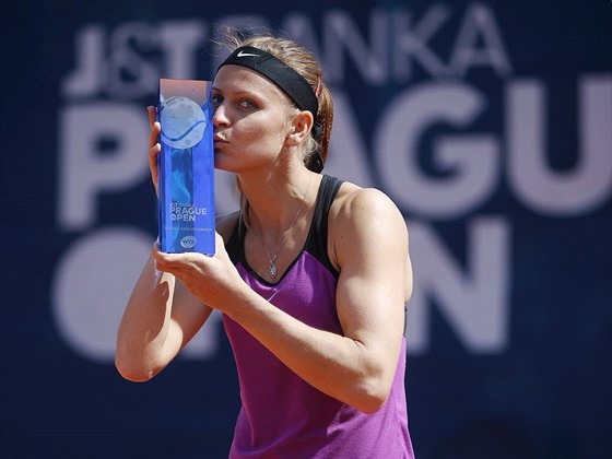 SEDMÝ TITUL WTA. Lucie afáová líbá trofej pro vítzku tenisového turnaje...