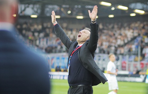 Plzeský trenér Karel Krejí se raduje ze zisku titulu.