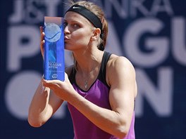 SEDMİ TITUL WTA. Lucie Šafářová líbá trofej pro vítězku tenisového turnaje...