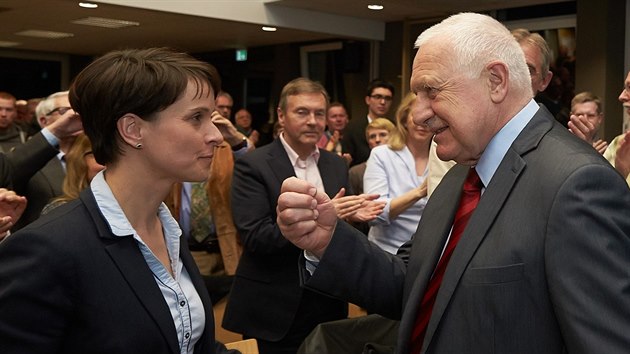 Vclav Klaus a fka strany AfD Frauke Petryov na pedvolebnm mtinku v Nmecku (11.3.2016)