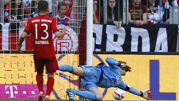 NEDOSHL. Brank Bayernu Mnichov Manuel Neuer se po stele Andreho Hahna (nen v zbru) natahoval marn, Mnchengladbach vyrovnal na 1:1.