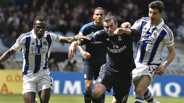 Gareth Bale z Realu Madrid (uprosted) utk hrm Realu Sociedad Brumovi (vlevo) and Yuri Berchichemu.
