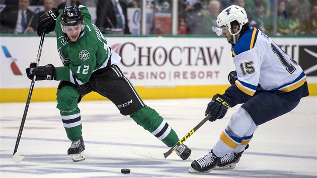 Radek Faksa z Dallasu (vlevo) v souboji s Robbym Fabbrim ze St. Louis.