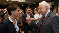 Václav Klaus a éfka strany AfD Frauke Petryová na pedvolebním mítinku v...