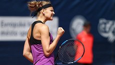 DOBRÝ ÚDER. Tenistka Lucie afáová bhem finále turnaje Prague Open.