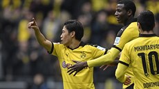 Záloník Dortmundu indi Kagawa slaví gól do sít Wolfsburgu se svými...