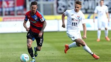 Plzeňský Milan Petržela (vpravo) uniká Denisi Granečnému z Baníku Ostrava. Plzeňský Milan Petržela (vpravo) uniká Denisi Granečnému z Baníku Ostrava.
