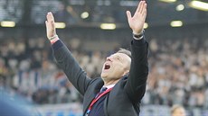 Plzeský trenér Karel Krejí se raduje ze zisku titulu.