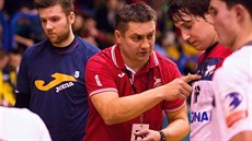 Trenér házenkářů Jičína Aleš Babák udílí pokyny při oddechovém času. Trenér házenkářů Jičína Aleš Babák udílí pokyny při oddechovém času.