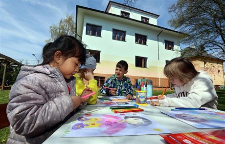 Dti si hrají na zahrad chebské mateské koly ve tvrti Háje, její uzavení...