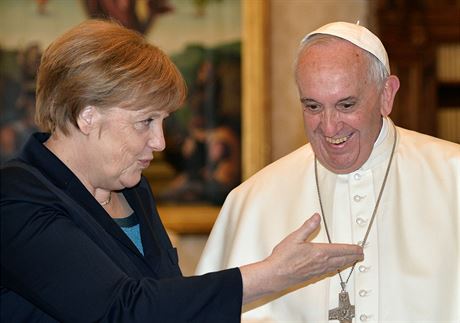 Angela Merkelová pi setkání s papeem ped slavnostním udlením ceny Karla...
