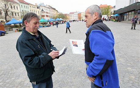 Aby mohl Zdenk Kuírek (vpravo) kandidovat 7. a 8. íjna do Senátu, musí...