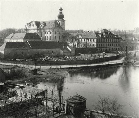 Bevnovský kláter a okolí kolem roku 1950.