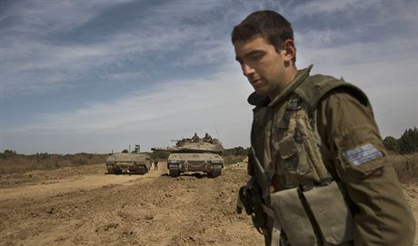 Izraelský voják hlídkuje na hranici Pásma Gazy (4. kvtna 2015).