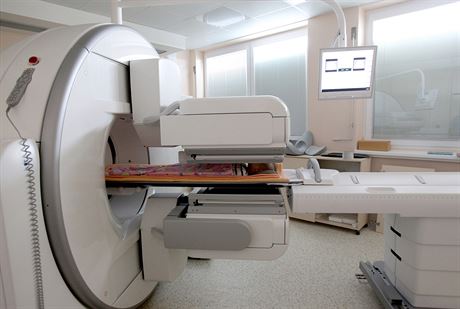 Nejmodernjí SPEC/CT gamakamera zvládne za den 8 pacient.