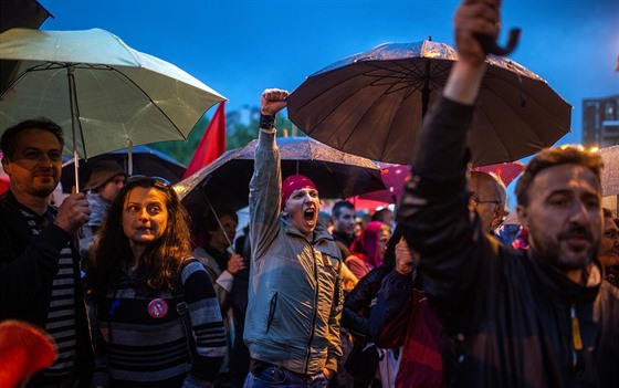 Lidé protestují v makedonském Skopje proti rozhodnutí prezidenta udlit milost...