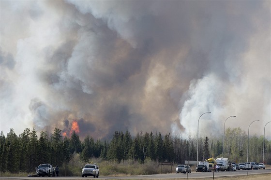 Poár v kanadské provincii Alberta v okolí msta Fort McMurray (7. kvtna 2016)