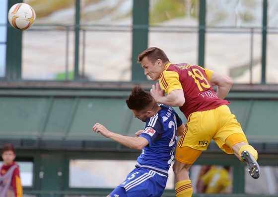 Róbert Kova z Dukly (vpravo) a Martin Hála ze Sigmy Olomouc.