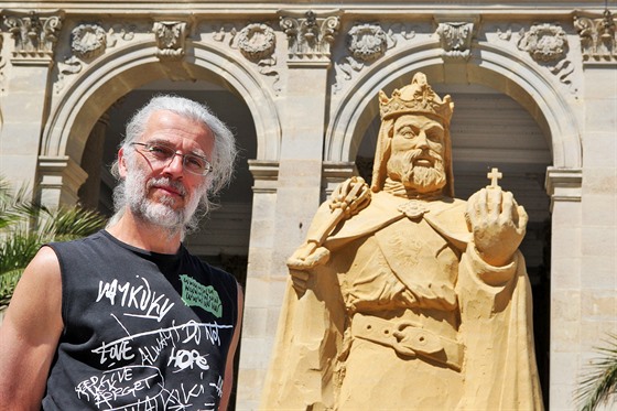 Tomá Bosambo u Mlýnské kolonády vytvoil pískovou sochu Karla IV. v nadivotní...