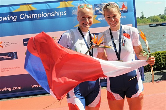 Takhle se Lenka Antoová (vlevo) a Kristýna Fleissnerová radovaly po neekaném bronzu z mistrovství Evropy. O úspch se nyní pokusí i v Lucernu. 