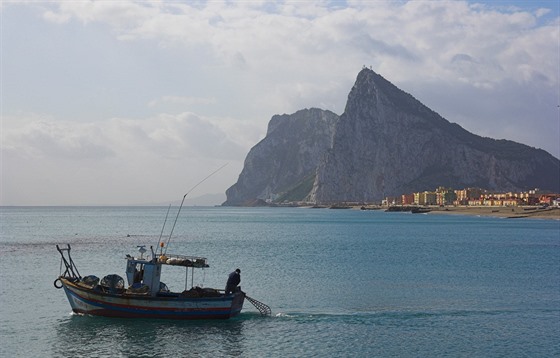 Rybáská bárka nedaleko gibraltarské skály