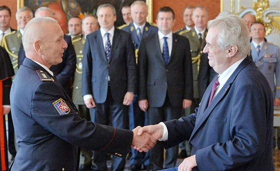 Prezident Milo Zeman (vpravo) jmenoval 7. kvtna v Praze nové generály. Vlevo...