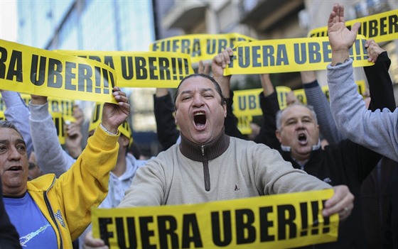 Alternativní taxisluba Uber budí protesty po celém svt (naposledy 4. kvtna 2016 v argentinském Buenos Aires), i proto sestavila lobbistický tým.