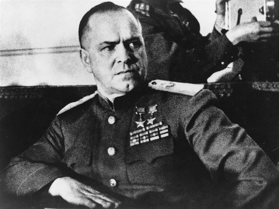 Georgij Konstantinovi ukov dovedl Rudou armádu a do Berlína (2. kvtna 1945).