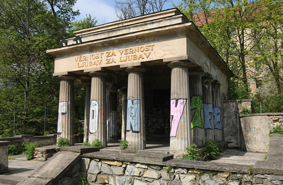 Jihoslovanské mauzoleum v olomouckých Bezruových sadech se doká obnovy.