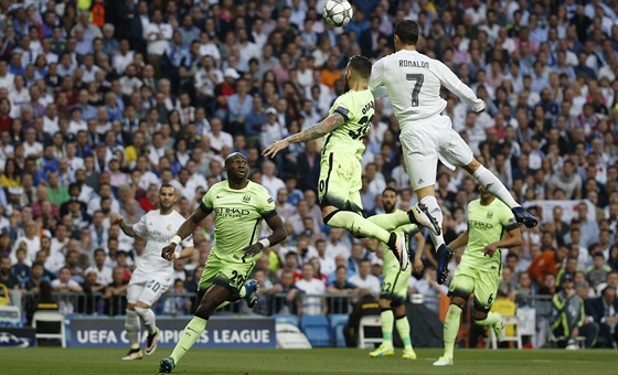 Cristiano Ronaldo z Realu Madrid hlavikuje na bránu Manchesteru City v...