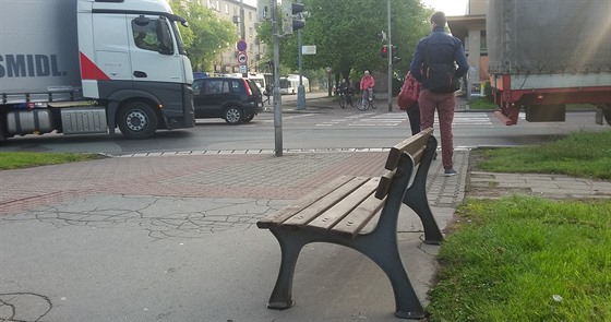 U frekventované silnice ekají chodci i cyklisté. Lavika má ulevit hlavn...