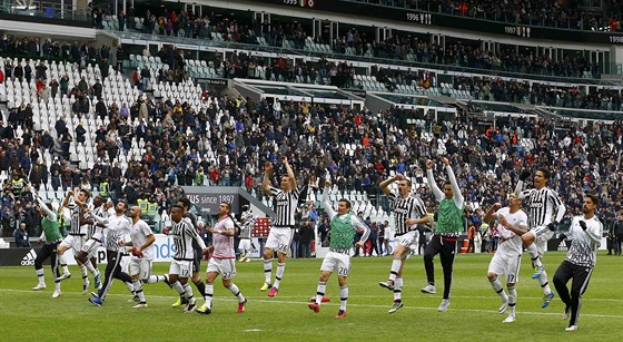 Hrái Juventusu slaví mistrovský titul po zápase s Carpi.