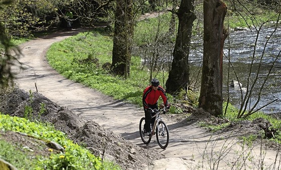 Aktuáln mohou cyklisté i pí proklouznout sporným místem cyklotrasy kolem...